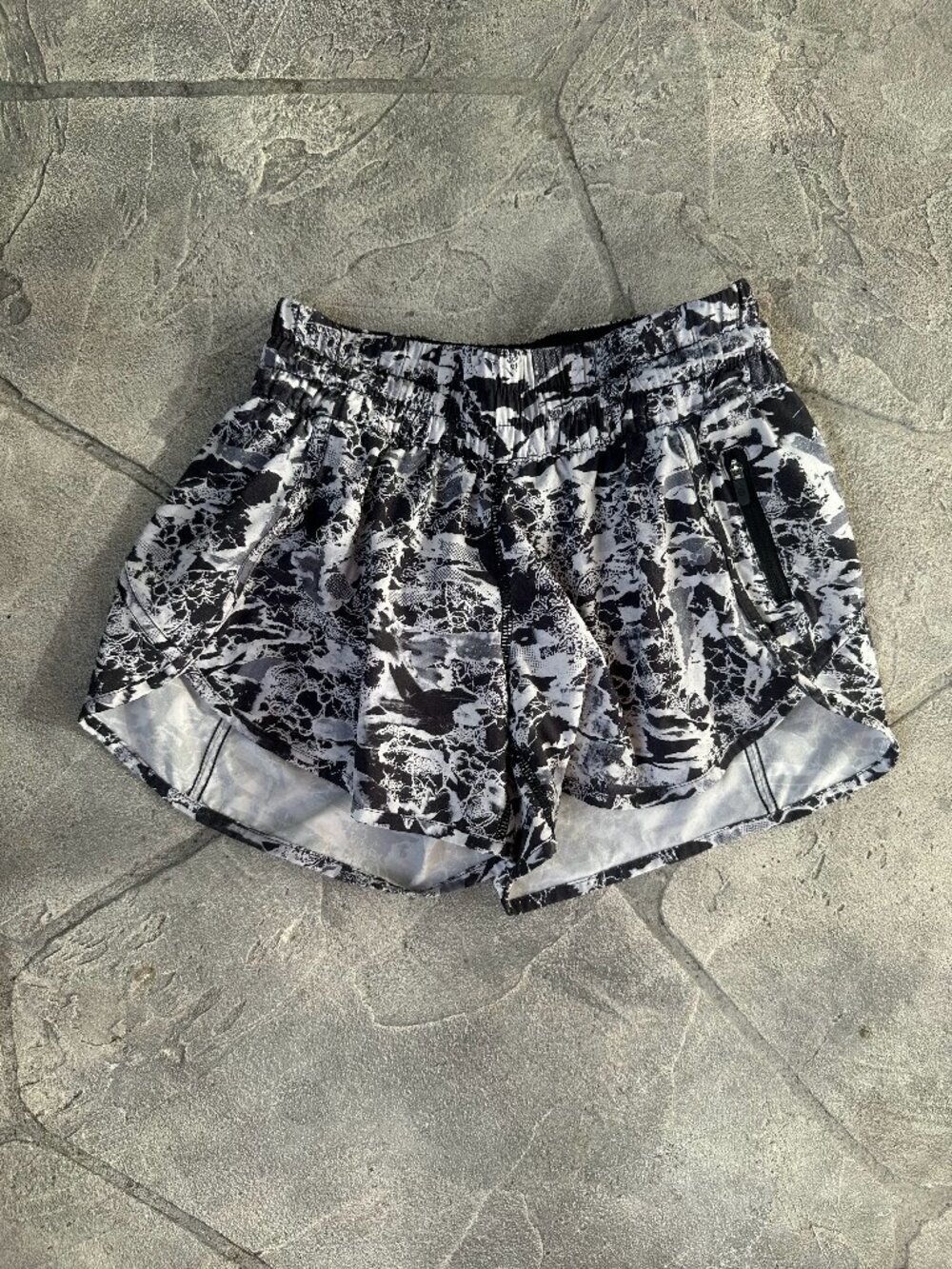 Lululemon Athletica Tracker Lined Shorts, Black & White - Size 6